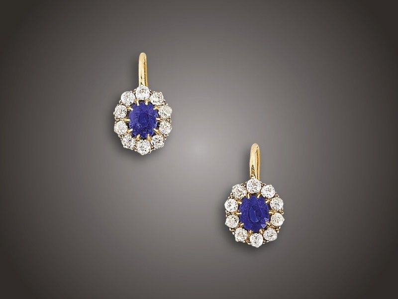 Fülbevaló pár
Arany 580, 2 zafír és 20 kis régi csiszolású briliáns
cca. 0,70 ct (R2CrP1) ékítéssel, patentzáras beakasztással
1900 körül, 3,6 g