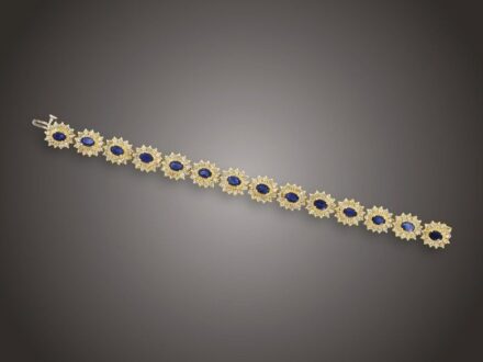 Karkötő
Arany 585, 14 karmos foglalású, fazettált csiszolású
zafír cca. 9,80 ct és 182 pezsgő színű briliáns cca.
5,46 ct (MYP2) ékítésű, karmazált fazonú tagok, nyelves
zárral, 26,3 g, hossz: 17,5 cm