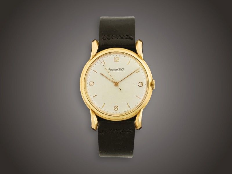 Férfi karóra IWC
Arany 750, indexjelzésű, arab számos, centrál másodpercmutatós
krém színű számlap, működő C89 szerkezet, tok, számlap, szerkezet
jelzett International Watch Co. Schaffhausen, Svájc, 1940 körül,
bőr szíjon, tokszám: 1212916, szerkezetszám: