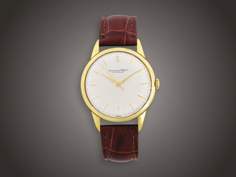 Férfi karóra IWC
Arany 750 tok, fém, index jelzéses, centrál másodperc mutatós,
krém színű számlap, C89 működő szerkezet, tok, számlap,
szerkezet jelzett International Watch Co. Schaffhausen,
Svájc, 1940 körül, bőr szíjon, tokszám: 1715609 R 604, szerkeze