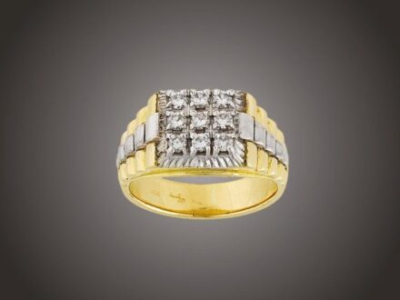 Férfi gyűrű
Arany 750, szögletesforma fej, 9 briliáns cca. 0,60 ct
(MCrSi) ékítéssel, 14,5 g, átmérő: 21,0 mm