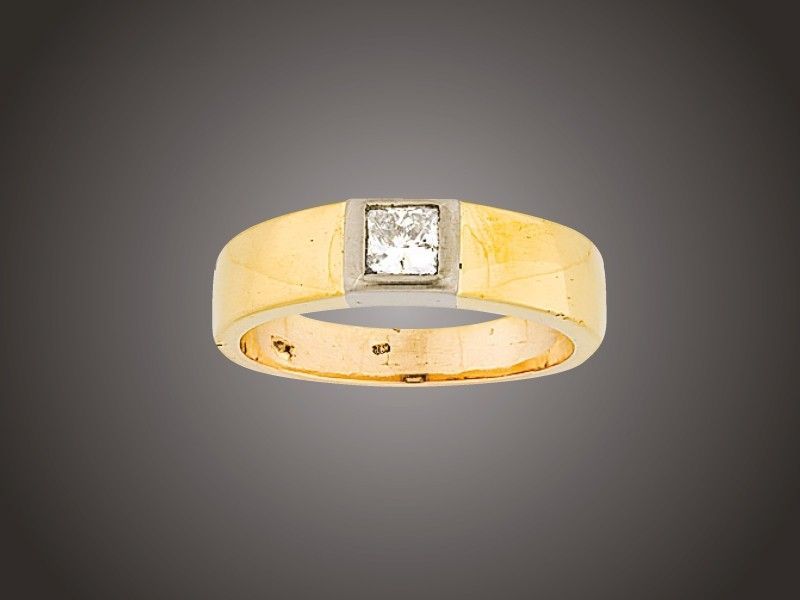 Gyűrű
Arany 750, 1 princesz csiszolású briliáns cca. 0,50 ct
(MCrSi) ékítéssel, 11,2 g, átmérő: 20,5 mm