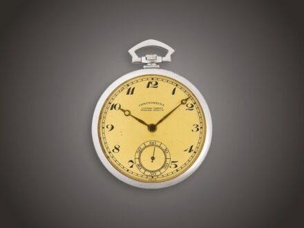 Frakkóra Ulysse Nardin
Platina 950, tok élén, körben és fülön 86 achtkant
csiszolású briliáns cca. 1,00 ct ékítéssel, hátlapon
ajándékozó vésettel, arab számos, másodperckörös számlap,
jelzett Ulysse Nardin, forgalmazó: Tűrler, Zürich, 19
köves, ankerjára