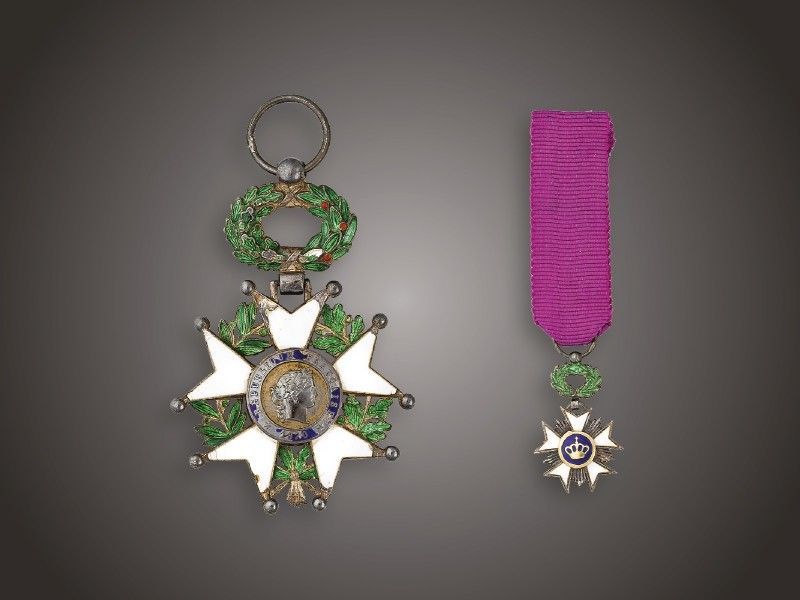 Francia Becsületrend lovagkeresztje és miniatűrje
Ezüst, zománc díszítéssel, eredeti dobozában, 28,2 g,
zománc sérült