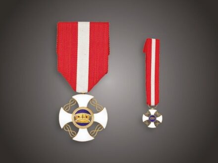 Olasz Koronarend
Aranyozott fém, középkereszt, miniatűr, hajtókagomb,
zománcozott, szalagokkal, dobozban