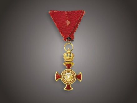 Koronás Arany Érdemkereszt
Arany 750, Ferenc József rendhez kapcsolódóan 1850-ben
alapították, készítő: Victor Mayers Söhne, 16,1 g,
tartozékok nélkül, zománc sérült