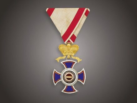 Montenegró Daniló Herceg Középkereszt
Ezüst 900, zománcozott kereszt, fém koronás díszítménnyel
szalaggal, eredeti dobozában, készítő: V. Mayer S. Fils,
Bécs 1872-1922 közötti fémjellel, bruttó 24,9 g