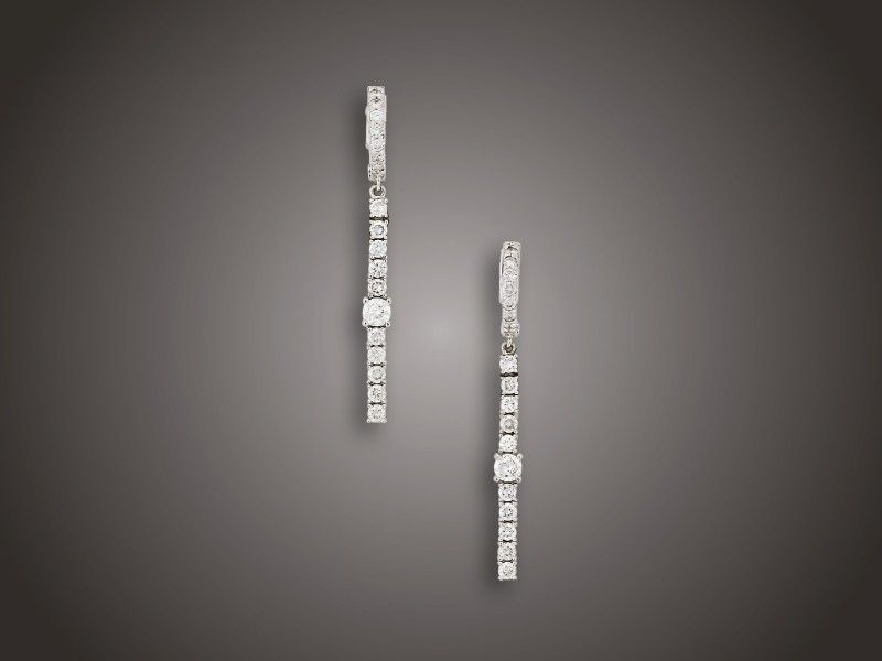 Fülbevaló pár
Fehérarany 585, karikaformáról, hosszú csüngős fazon,
2 nagyobb és 34 kisebb briliáns cca. 1,75 ct (MTCrSi2)
ékítéssel, 4,9 g