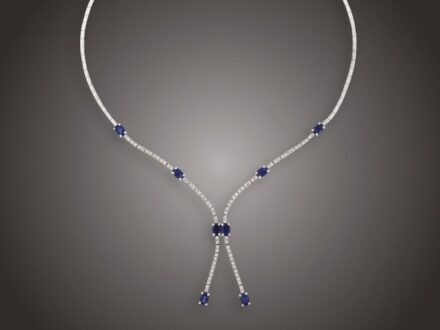 Nyakék
Fehérarany 585, 8 karmos foglalású, különböző nagyságú
zafír cca. 7,20 ct és 84 apró briliáns cca. 1,00 ct (MCrSi)
ékítéssel, 17,0 g, hossz: 42 cm