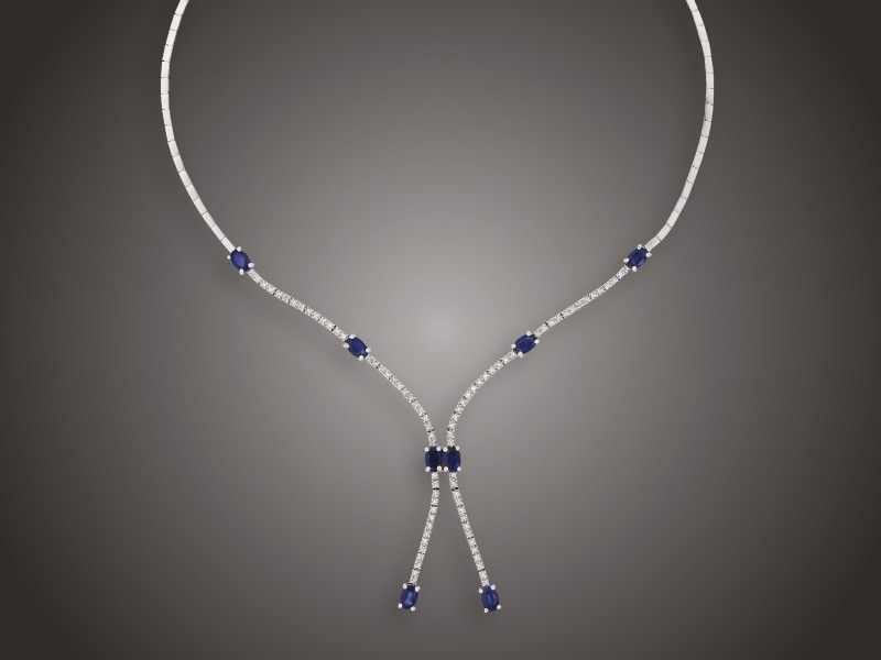 Nyakék
Fehérarany 585, 8 karmos foglalású, különböző nagyságú
zafír cca. 7,20 ct és 84 apró briliáns cca. 1,00 ct (MCrSi)
ékítéssel, 17,0 g, hossz: 42 cm