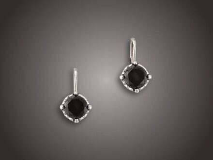 Fülbevaló pár
Fehérarany 585, karmos foglalatban 2 fekete briliáns cca. 2,20
ct, foglalatokon 24 apró briliáns cca. 0,20 ct (MCrSi)
ékítéssel, patentzáras beakasztással, 2,9 g