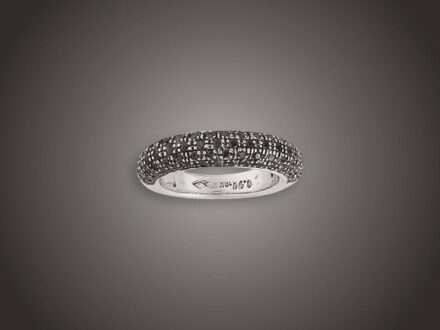 Női gyűrű
Fehérarany 750, középrészén 4 sorban, 78 pave foglalt
fekete briliáns cca. 0,90 ct ékítéssel, 8,7 g,
átmérő: 17,3 mm