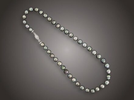 Gyöngysor
Fehérarany 750 záron, közepe felé növekvő, különböző
formájú tahiti gyöngyszemekből fűzött sor, szemátmérő:
8,0-10,5 mm, bruttó 53,1 g, hossz: 47 cm