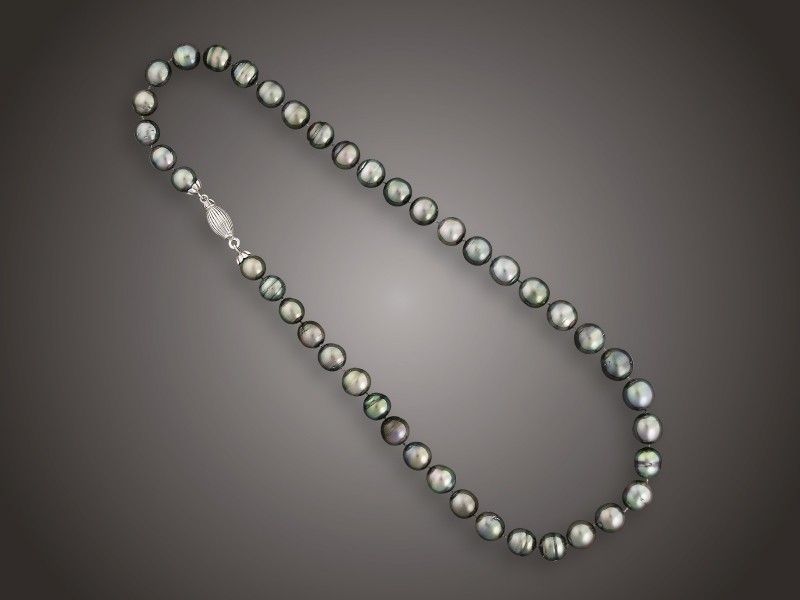 Gyöngysor
Fehérarany 750 záron, közepe felé növekvő, különböző
formájú tahiti gyöngyszemekből fűzött sor, szemátmérő:
8,0-10,5 mm, bruttó 53,1 g, hossz: 47 cm