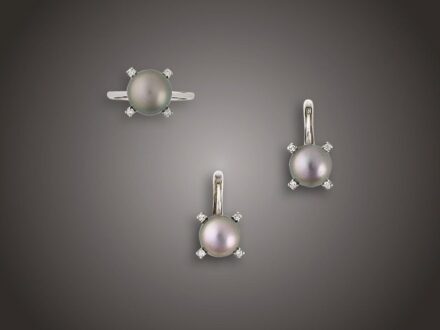 Ékszer 2 db
Fehérarany 585, gyűrű és fülbevaló pár, 3 tengeri, szürke,
tenyésztett gyöngy, szemátmérő: 9,5-10,0 mm, 12 apró
briliáns cca. 0,25 ct (MCrSi) ékítéssel, patentzáras
beakasztással, 9,7 g, átmérő: 16,3 mm