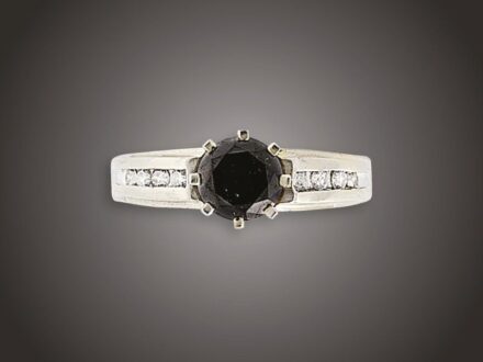 Női gyűrű
Arany 585, karmos foglalatban 1 nagyobb fekete briliáns
cca. 1,00 ct és 8 apró színtelen briliáns cca. 0,16 ct
(MTCrSi) ékítéssel, 4,2 g, átmérő: 17,3 mm