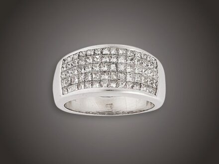 Női gyűrű
Fehérarany 750, széles gyűrűfejen, 5 sorban, pave foglalt
70 princesz csiszolású briliáns cca. 2,60 ct (MCP1)
ékítéssel, 9,7 g, átmérő: 17,7 mm
