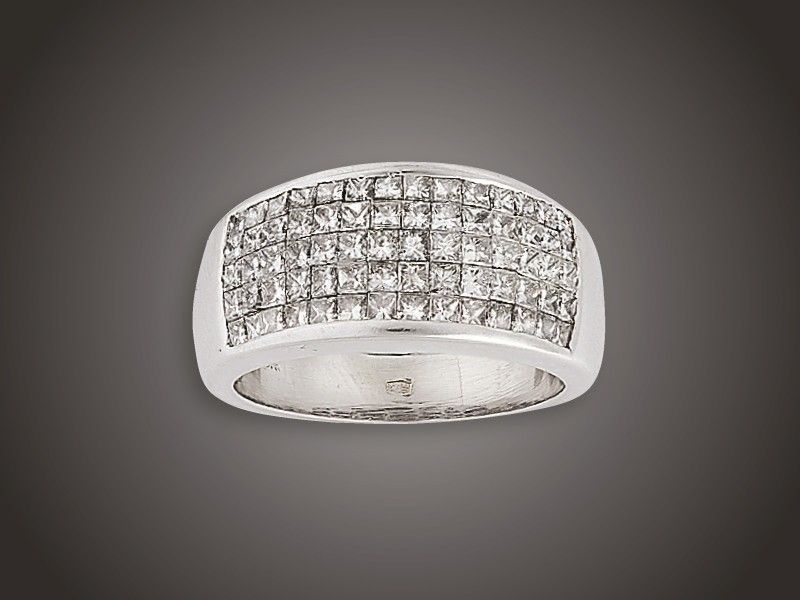 Női gyűrű
Fehérarany 750, széles gyűrűfejen, 5 sorban, pave foglalt
70 princesz csiszolású briliáns cca. 2,60 ct (MCP1)
ékítéssel, 9,7 g, átmérő: 17,7 mm