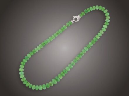 Smaragd nyakék
Fehérarany 585, karabiner záron, közepe felé növekvő
nagyságú smaragd szemekből cca. 205,00 ct fűzött sor,
bruttó 43,8 g, hossz: 43 cm