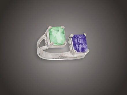 Női gyűrű
Fehérarany 585, karmos foglalású, szögletes csiszolású
smaragd 1,76 ct, tanzanit 2,23 ct és kétoldalt 14 apró
briliáns 0,29 ct (MCrVs) ékítéssel, 4,7 g, átmérő: 18,5 mm,
smaragd, tanzanit tanúsítvánnyal