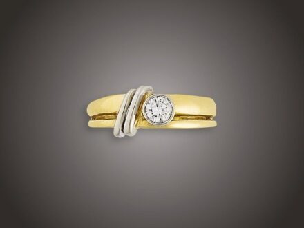Női gyűrű
Arany 750, osztott sín 1 briliáns cca. 0,25 ct (MTCRVs)
ékítéssel, 6,2 g, átmérő: 18,3 mm