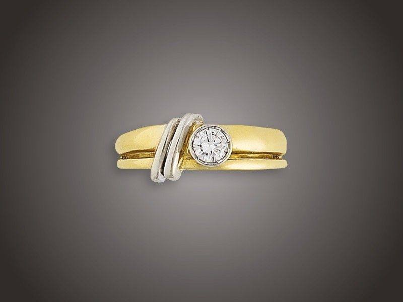 Női gyűrű
Arany 750, osztott sín 1 briliáns cca. 0,25 ct (MTCRVs)
ékítéssel, 6,2 g, átmérő: 18,3 mm