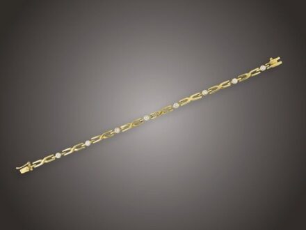 Karkötő
Arany 585, 8 azsúr foglalt briliánssal cca. 0,89 ct (MTCrVs)
ékített tag váltakozik hosszúkás áttört tagokkal,
nyelves zárral, biztonsági nyolcassal, 11,4 g,
hossz: 19,5 cm