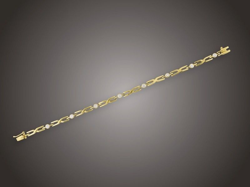 Karkötő
Arany 585, 8 azsúr foglalt briliánssal cca. 0,89 ct (MTCrVs)
ékített tag váltakozik hosszúkás áttört tagokkal,
nyelves zárral, biztonsági nyolcassal, 11,4 g,
hossz: 19,5 cm