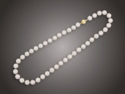 Gyöngysor
Arany 585 csaton, csomózottan fűzött akoya tengeri
tenyésztett gyöngyszemek, szemátmérő: 9,0-9,5 mm,
bruttó 48,2 g, hossz: 44 cm