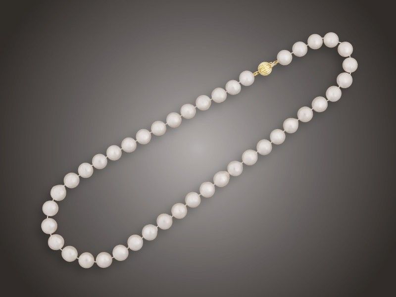 Gyöngysor
Arany 585 csaton, csomózottan fűzött akoya tengeri
tenyésztett gyöngyszemek, szemátmérő: 9,0-9,5 mm,
bruttó 48,2 g, hossz: 44 cm