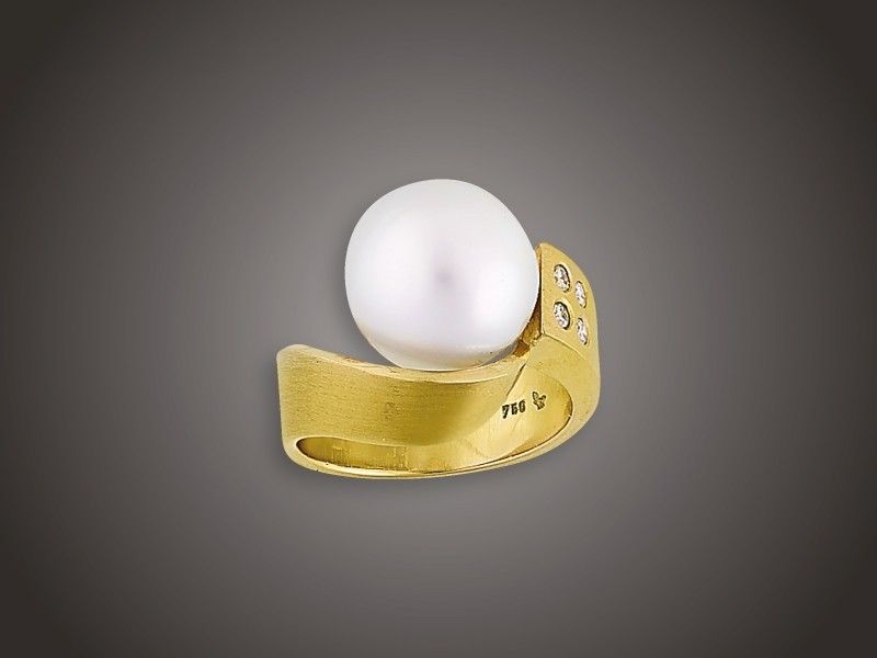 Női gyűrű
Arany 750, széles, selyemfényű felület díszítésű sínen,
1 nagyobb tenyésztett gyöngy, szemátmérő: 12,2 mm,
4 kis briliáns cca. 0,10 ct (MTCrVs) ékítéssel, 10,9 g,
átmérő: 17,4 mm