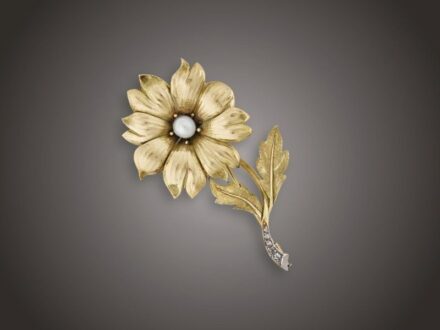 Melltű
Arany 585, plasztikus virágforma, közepében 1 tenyésztett
gyöngy, szárvégen 5 különböző nagyságú, rózsacsiszolású
gyémánt cca. 0,10 ct ékítéssel, Budapest, 1940 körül, 13,1 g