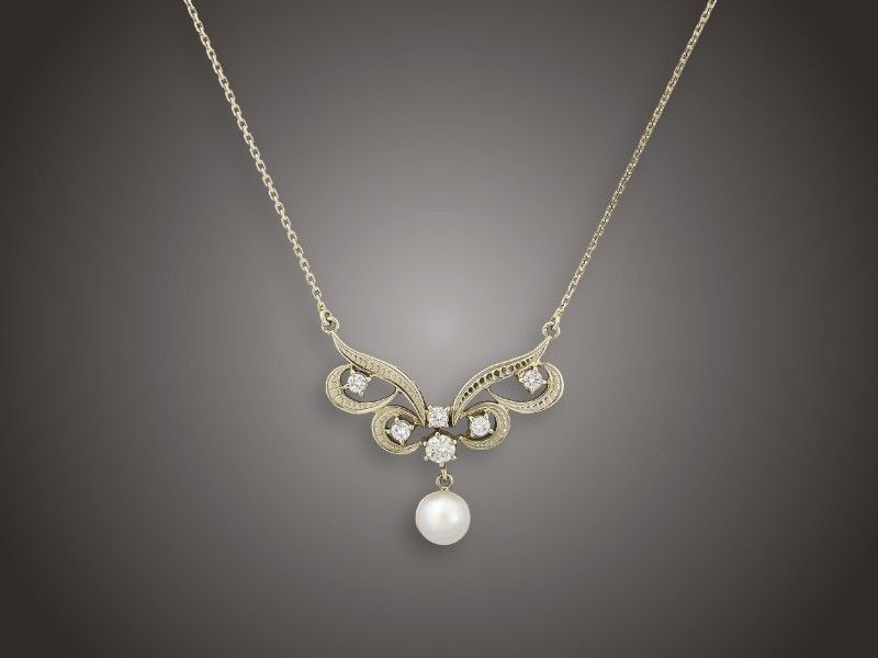 Nyakék
Arany 585, anker lánc középrészén ékszerbetét, 6 különböző
nagyságú, karmos foglalású briliáns cca. 1,50 ct (MCrSi)
és 1 tenyésztett gyöngy csüngővel, szemátmérő: 9,8 mm,
15,7 g, hossz: 45 cm