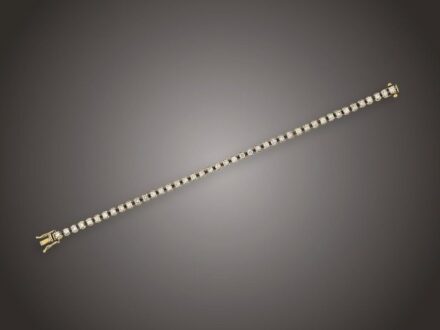 Karkötő
Arany 750, keskeny sorban 43 karmos foglalású briliáns
cca. 2,60 ct (MCrSi) ékítéssel, nyelves zárral, 2 biztonsági
nyolcassal, 12,5 g, hossz: 17 cm