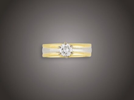 Női gyűrű
Fehér- és sárgaarany 585 kombinációja, karmos foglalású
1 nagyobb briliáns cca. 0,50 ct (MTCrVs) ékítéssel,
7,0 g, átmérő: 18,0 mm