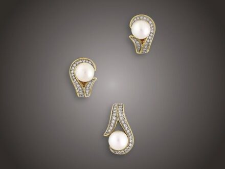 Ékszer 2 db
Arany 585, függő és fülbevaló pár,  tenyésztett gyöngyök,
szemátmérő: 7,8 mm és 72 apró briliáns cca. 0,75 ct (MCrSi)
ékítéssel, beszúrós patent szereléssel, 14,7 g