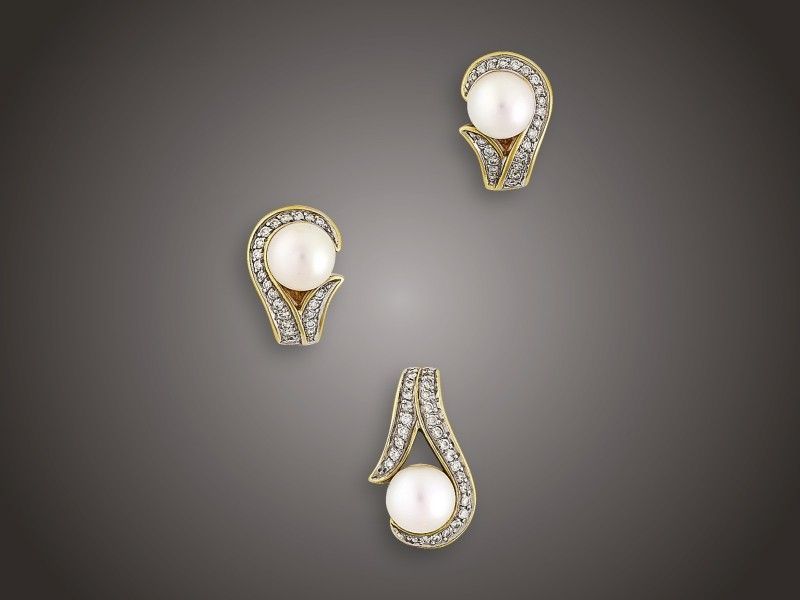 Ékszer 2 db
Arany 585, függő és fülbevaló pár,  tenyésztett gyöngyök,
szemátmérő: 7,8 mm és 72 apró briliáns cca. 0,75 ct (MCrSi)
ékítéssel, beszúrós patent szereléssel, 14,7 g