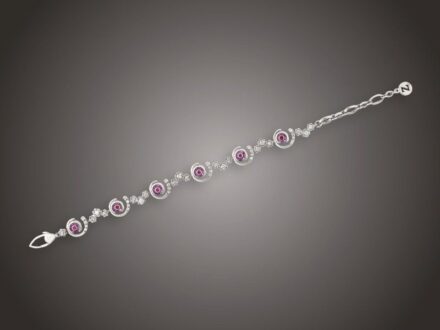 Karkötő
Fehérarany 750, 19 nagyobb és 24 apró briliáns cca. 1,30 ct
(MTCrVvs) díszítésű tagok váltakoznak lila és piros üvegbetétes
tagokkal, karabiner kapcsolással, hosszabbító lánccal, Zancan
márkajelzéssel, 19,8 g, hossz: 20 cm