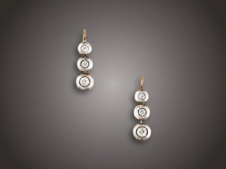 Fülbevaló pár
Arany 580, 6 buton foglalt, régi csiszolású briliáns
cca. 0,50 ct (R2CrP1) növekvő csüngős fazonban,
patentzáras beakasztással, Pest, 1930 körül, 3,8 g