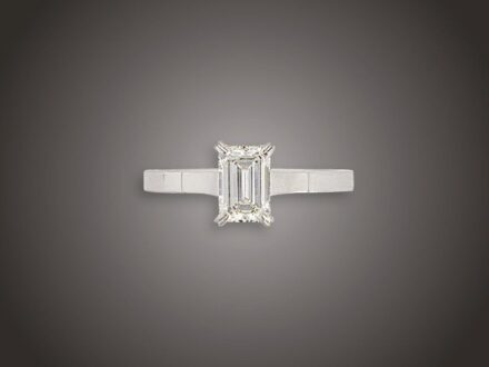 Szoliter gyűrű 
Fehérarany  585,  karmos  foglalatban  1  szögletes  csiszolású  briliáns  0,79  ct  
(MCrVs) ékítéssel, 2,3 g, átmérő: 16,8 mm