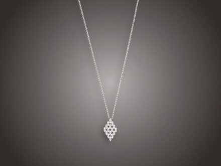 Lánc függővel
Fehérarany 585, gömbölyű szemű láncon rombusz forma függő,
30 briliáns cca. 1,00 ct (MTCrVs) ékítéssel, 13,2 g,
hossz: 46 cm