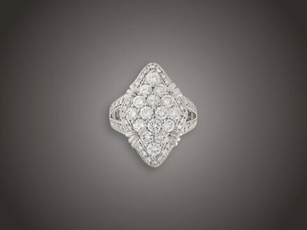 Női gyűrű
Platina 900, rombuszforma fejen 16 nagyobb és 40 apró
briliáns 2,32 ct (MWSi) ékítéssel, 11,6 g, átmérő: 17,8 mm