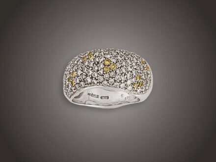 Női gyűrű
Fehérarany 750, széles, szabálytalan formájú gyűrűfejen,
pave foglalt 126 apró briliáns cca. 2,00 ct (MCrSi-P1)
ékítéssel, néhágy kő sárga színű (MYSi), Koésis
márkajelzéssel, 11,6 g, átmérő: 17,5 mm
