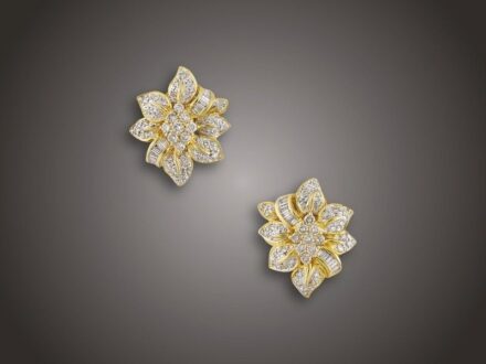 Fülbevaló pár
Arany 750, stilizált virágforma, különböző nagyságú és
csiszolású 104 briliáns cca. 1,50 ct (MCrP1) ékítéssel,
beszúrós klipszes szereléssel, 12,5 g