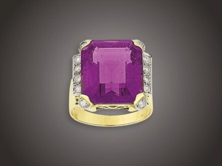 Női gyűrű
Arany 750, 1 nagyobb szögletes csiszolású ametiszt cca.
14,00 ct és 12 achtkant csiszolású briliáns cca. 0,25 ct
(ACrP1) ékítéssel, 9,0 g, átmérő: 18,5 mm