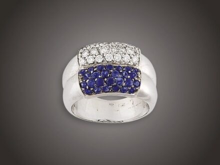 Női gyűrű
Fehérarany 750, kettőzött gyűrűkarikán pave foglalt 26
briliáns cca. 0,70 ct (MTCrVs) és 26 kék zafír cca. 0,80 ct
ékítéssel, 11,2 g, átmérő: 16,7 mm