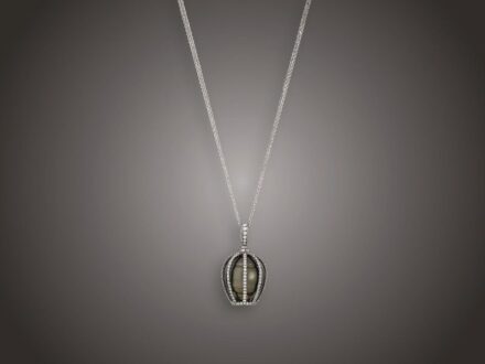 Lánc függővel
Fehérarany 750, kettős, vékony anker láncon függő, 1 nagyobb
tahiti gyöngy, foglalaton 144 apró briliáns cca. 0,82 ct
(MTCrSi) ékítéssel, 11,6 g, hossz: 44 cm