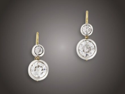 Fülbevaló pár
Arany 333, buton foglalt 2 nagyobb cca. 0,95 ct
(R2TCrSi), cca. 1,00 ct (R2TCrP1) és 2 kisebb briliáns
cca. 0,35 ct (R2CrSi2) ékítéssel, biztonsági patentzárral,
1930 körül, után fémjelzett, 4,6 g