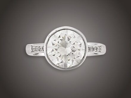 Szoliter gyűrű
Fehérarany 585, 1 nagy briliáns 4,08 ct ékítéssel,
csiszolás: modern briliáns, szín: TC, L színezett fehér,
hibakategória: VSi nagyon kis zárvány, oldalain 10 apró
briliáns cca. 0,07 ct (MCrSi) ékítéssel, 5,4 g,
átmérő: 17,1 mm