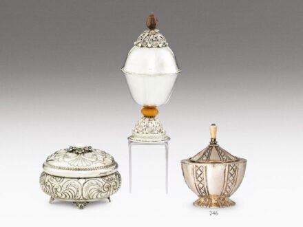 Art deco cukortartó
Ezüst, 116 g., belül aranyozva.